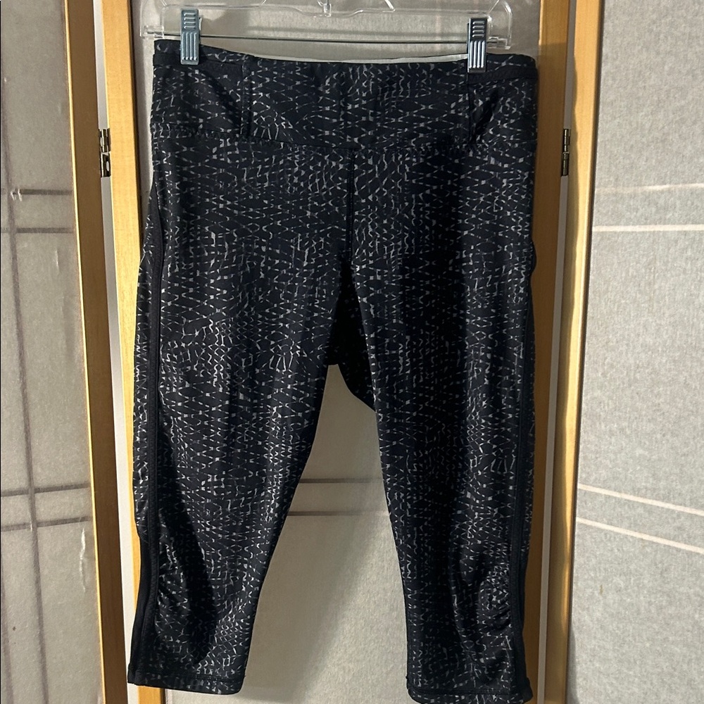 Lululemon Crop capri mesh legging mid rise